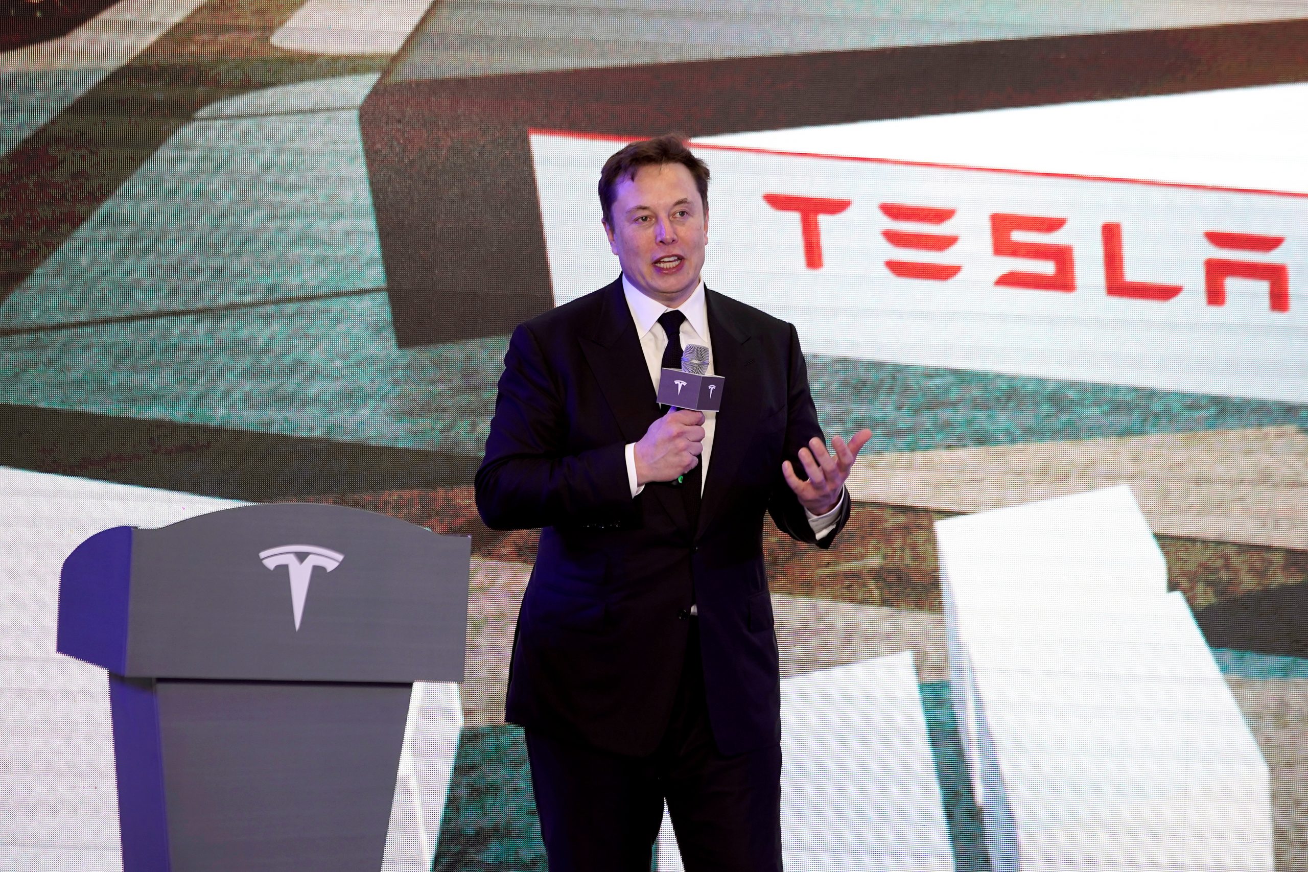 EV Giant Tesla Begins Mass Layoffs, Loses Two Top Executives