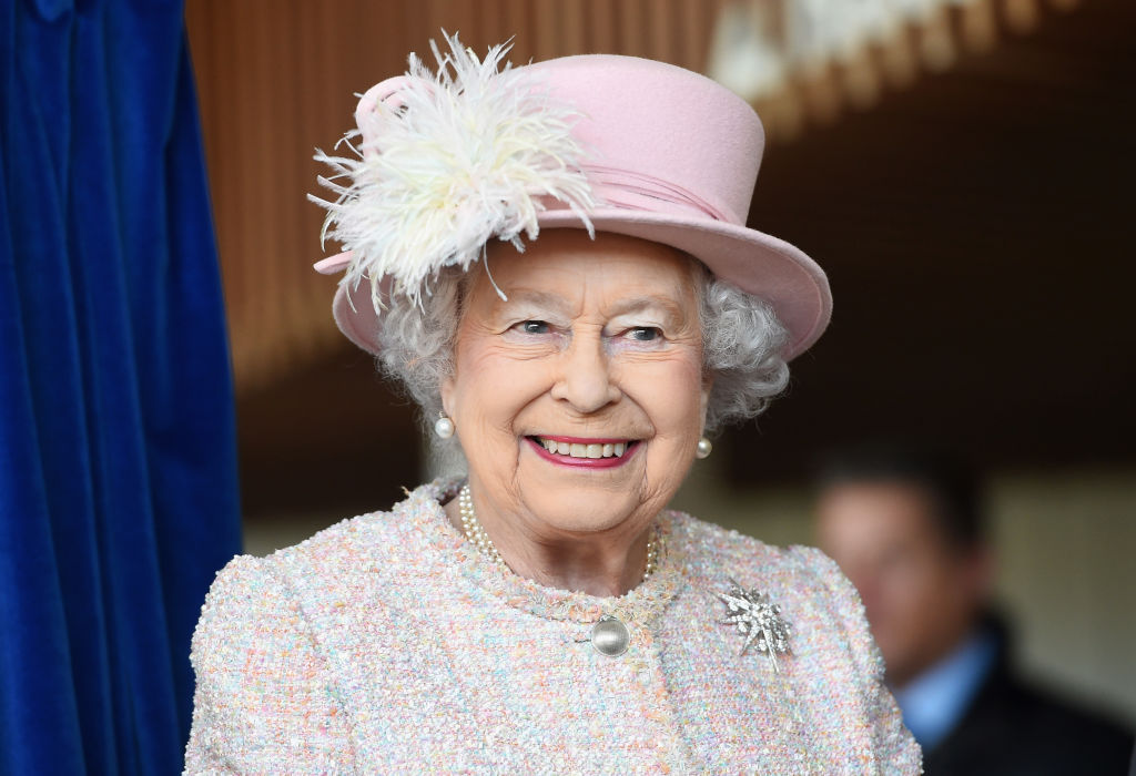 American Tourists Didn't Recognize the Queen, But She Gave Them a Photo They'll Never Forget: Bodyguard