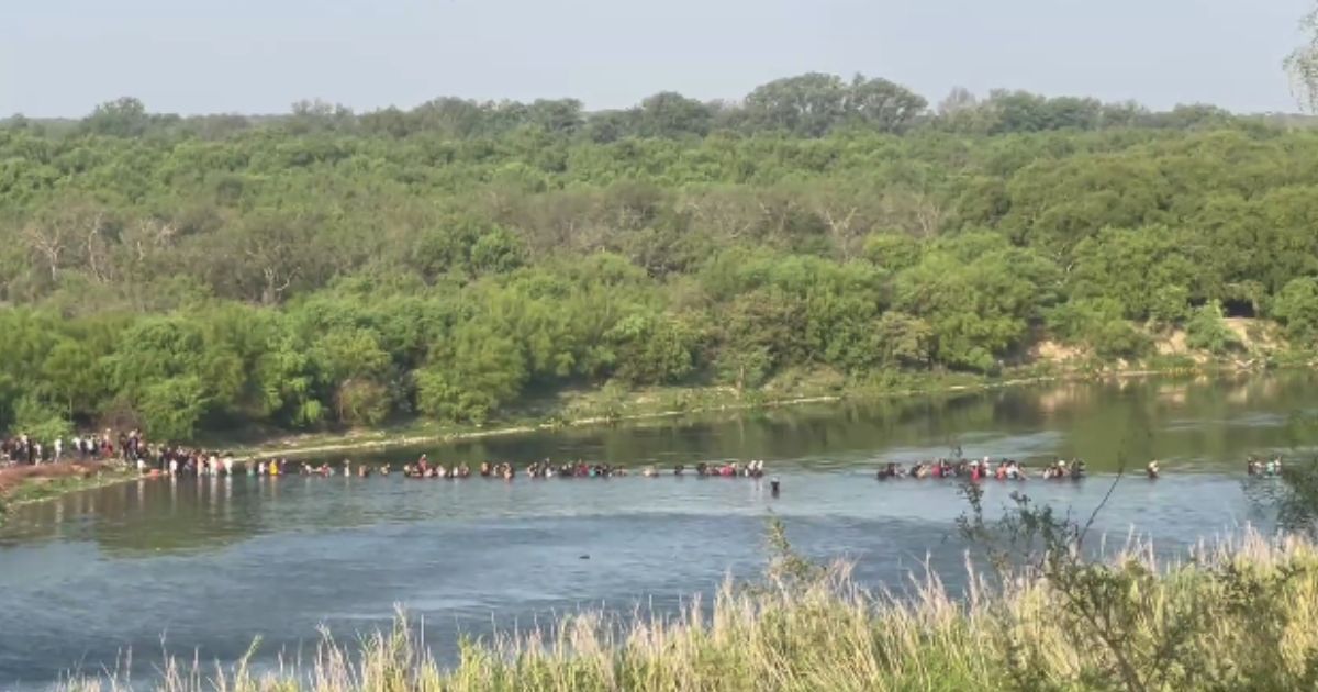 Video: Border Reporter Stunned to See 'One of the Most Massive Single Groups We Have Ever Witnessed Cross Illegally'