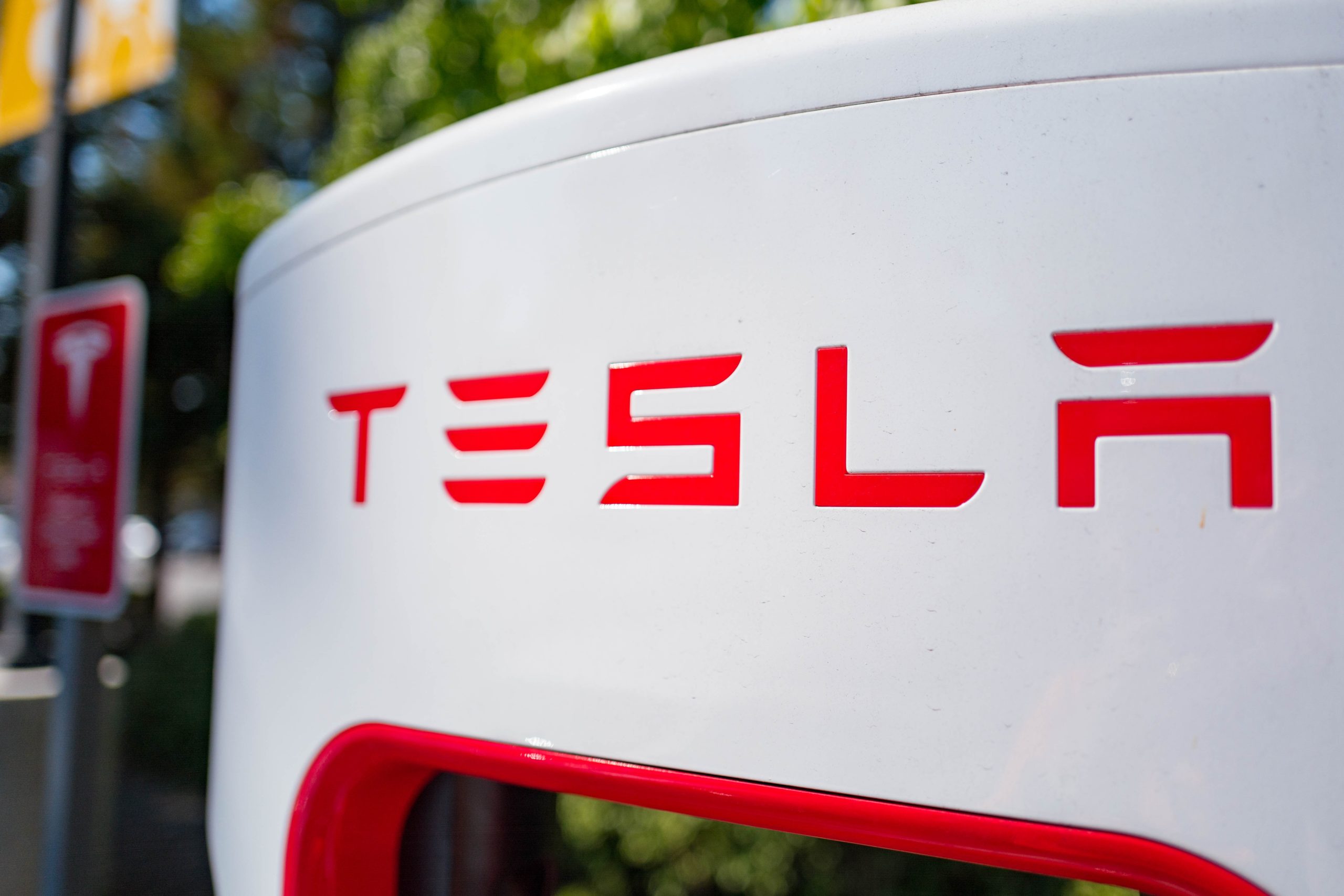 Tesla Owner Says He Had to Pull Over Due to System Shutdown, Ends Up Trapped in Car – Takes Drastic Measures to Escape
