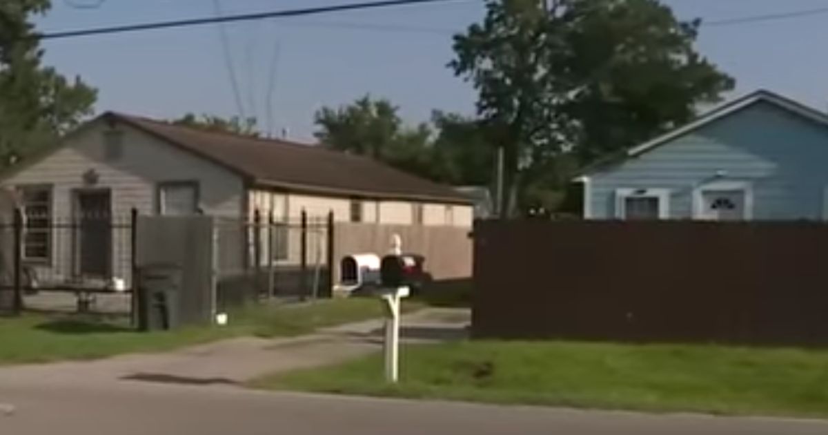 Three Armed Men Try to Force Their Way Into Home, but Only One Gets Away After 17-Year-Old Grabs Shotgun