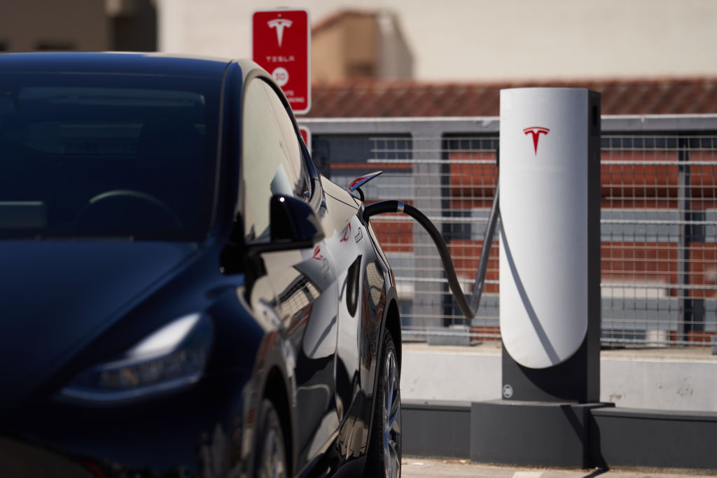 Siblings Take EV on Trip, End Up Stopping Every 1.5 Hours to Charge – Claim ‘Cheaper Than Gas’ Is Lie
