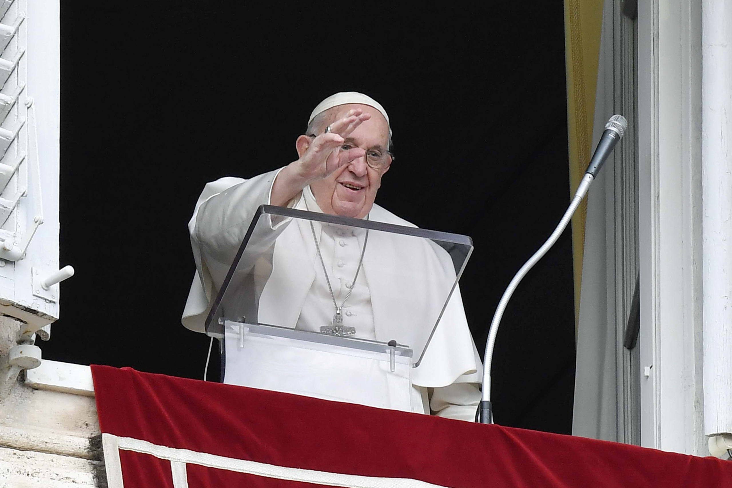 Pope Francis Briefly Goes Viral on Twitter After ‘Middle Finger’ Statement