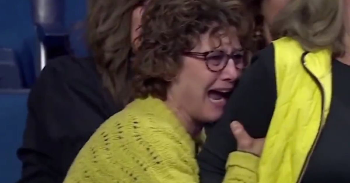 Iowa Wrestling Legend’s Mom Crushes Her Own Glasses with Bare Hands After Son’s Historic Loss