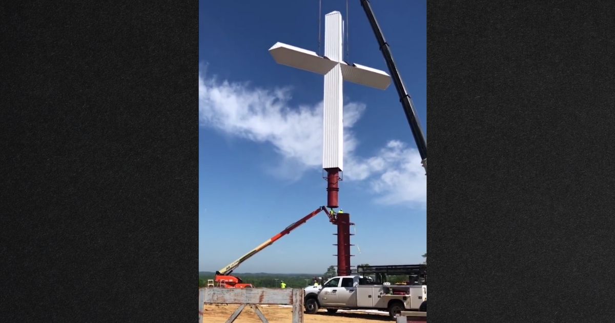 Raising of ‘Unbelievably Magnificent’ Cross Was Such a Sight That it Backed Up Interstate Traffic