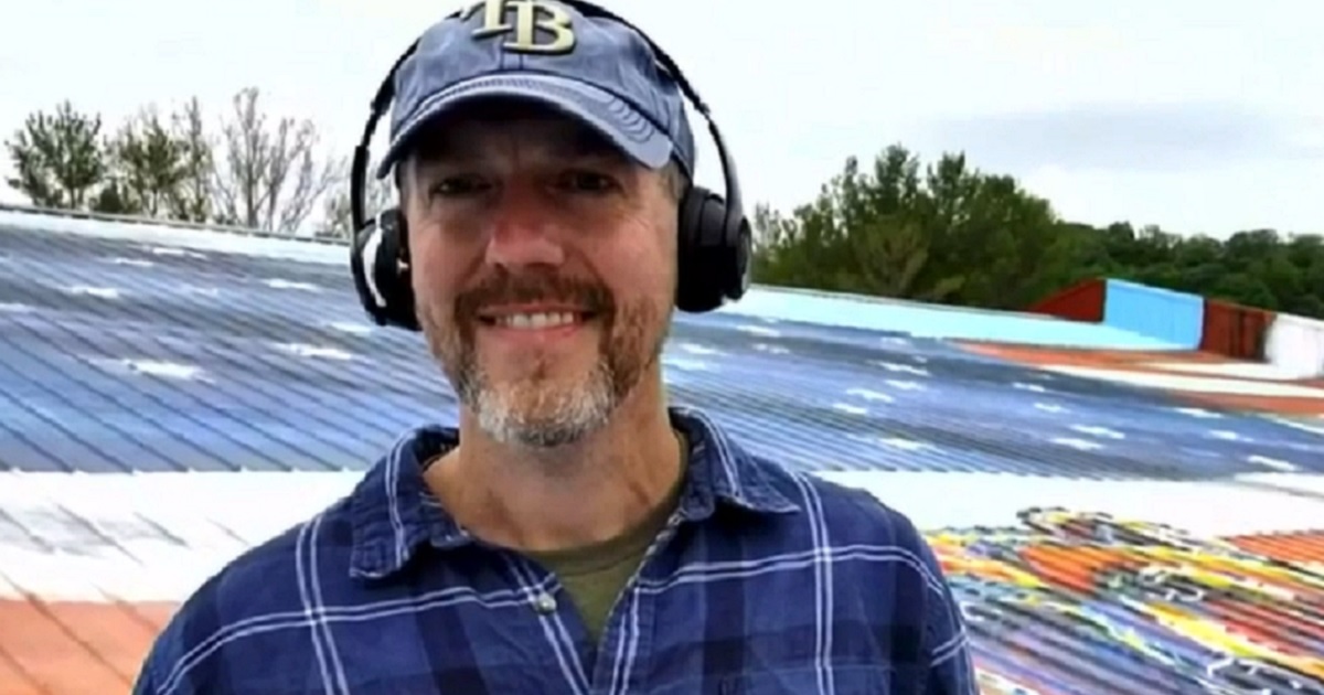 Hardware Store Owner Shows Off Patriotism by Having Massive American Flag Mural Painted on Roof