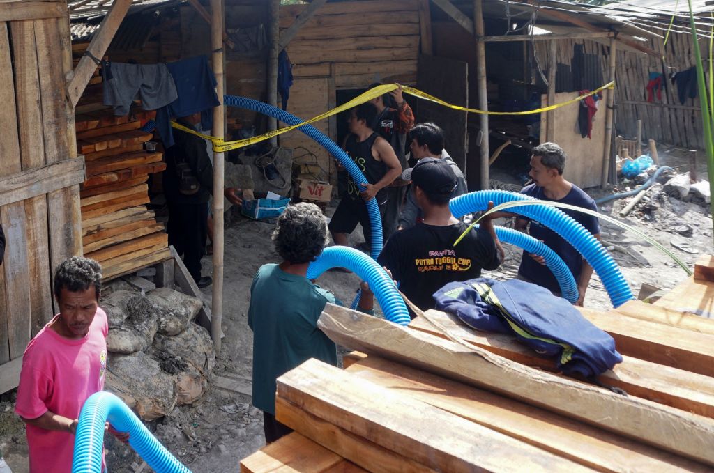 Rescue Continues to Save 8 Indonesian Workers Trapped in Mining Hole