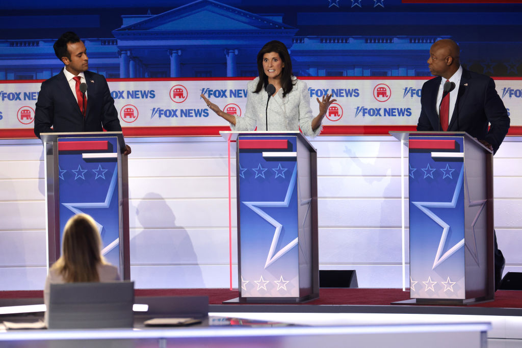 ‘Bring It’: Nikki Haley, Tim Scott Derail Debate by Getting Into Shouting Match Over Curtains