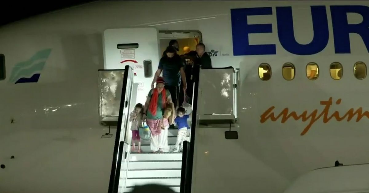 Republican Governor Helps Get 270 Americans Airlifted out of Israel