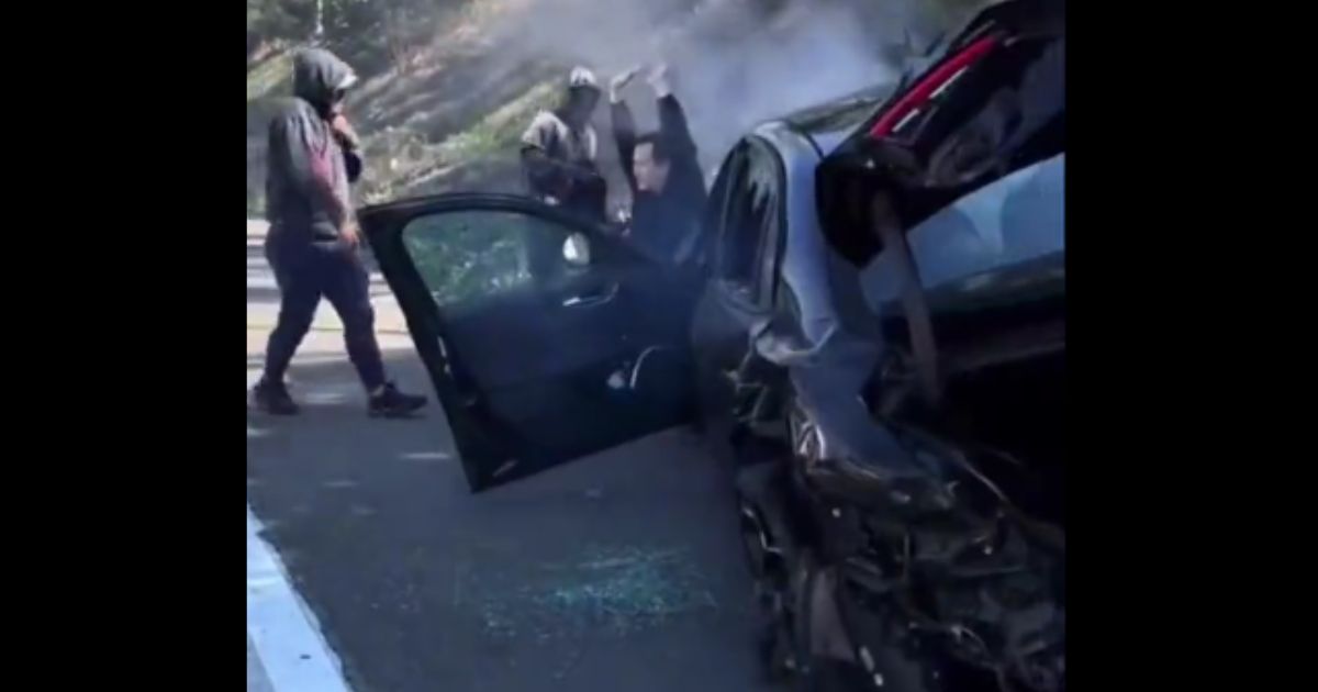 Chaos in California: Thieves Run Car Off Highway in Broad Daylight, Loot the Wreck as Traffic Rolls By