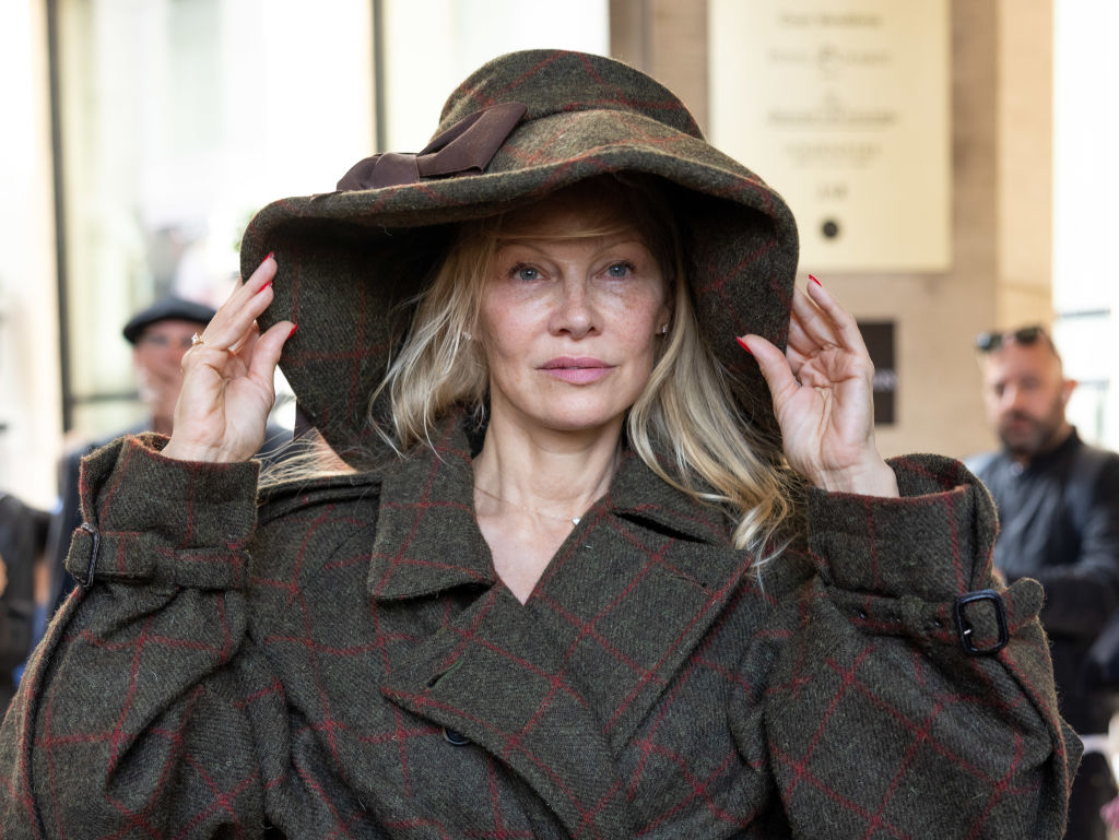 Hollywood Applauds Pamela Anderson for Going Makeup-Free at Paris Fashion Week