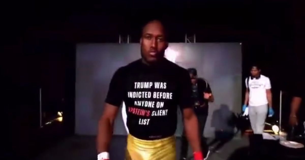 MMA Fighter Walks Out Wearing Big Message About Trump – It’s Hard to Argue with This