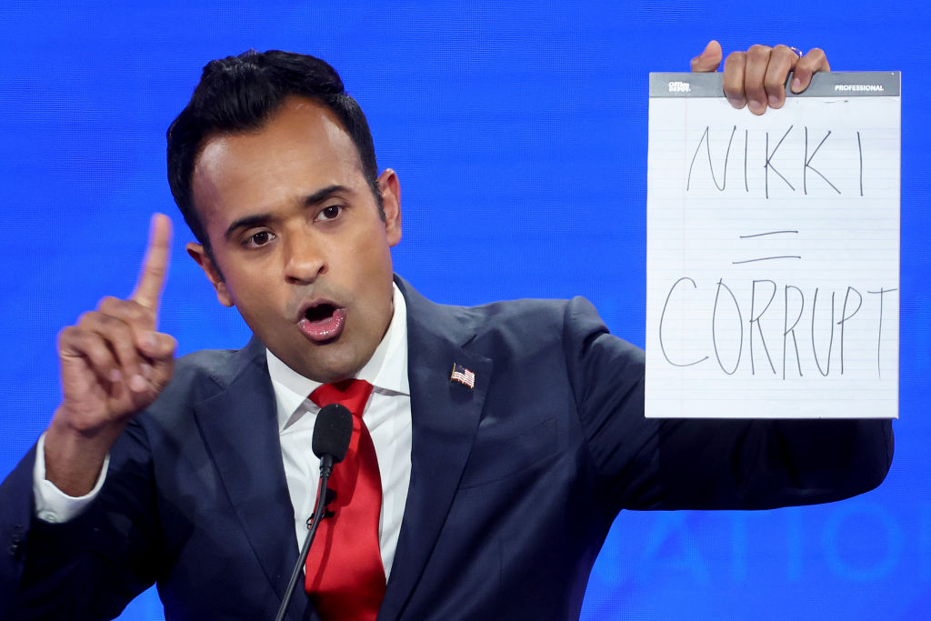 Ramaswamy Holds Up Handmade Sign Targetting Nikki Haley During GOP Debate