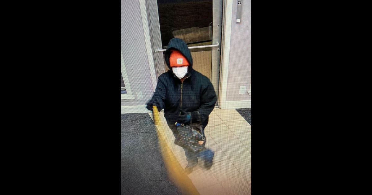 Store Owner Makes Robber Who Shouted ‘Happy Holidays’ While Releasing Bear Spray Instantly Regret Decision