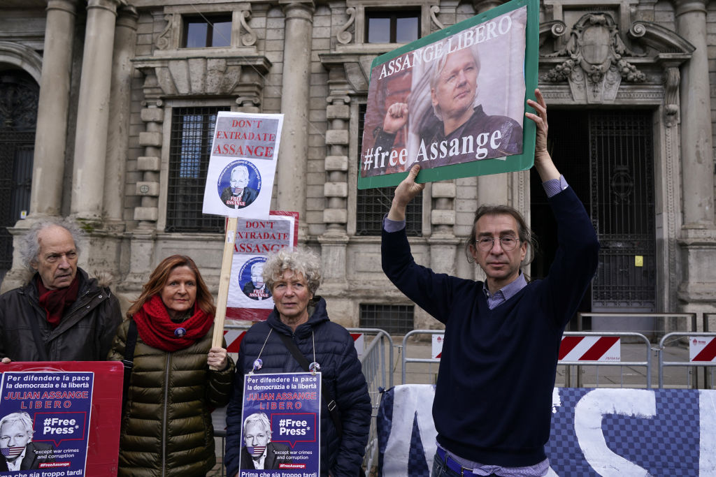 Julian Assange Can Appeal Extradition to US, Judges Rule
