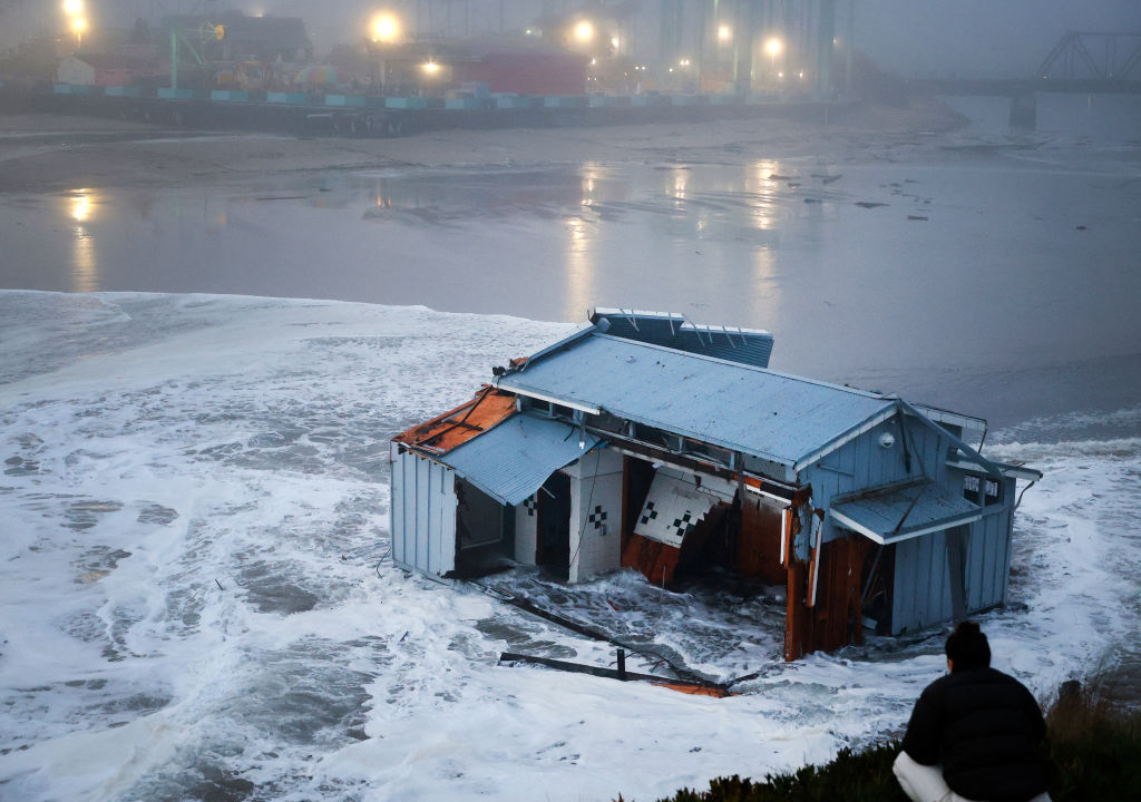 Santa Cruz pier collapses; Minor Injuries Reported
