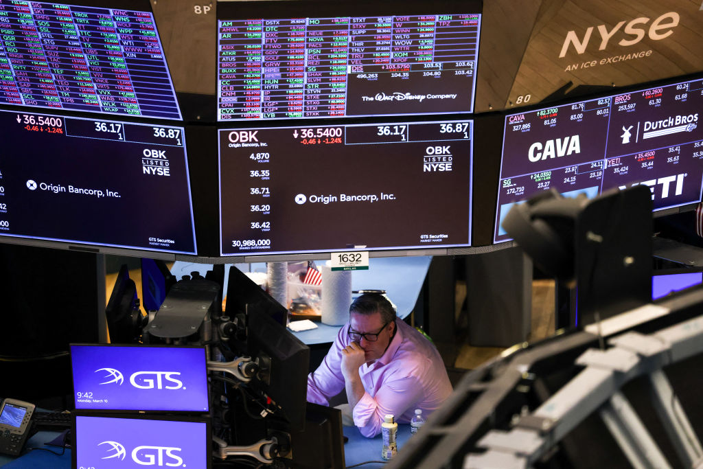US Labor Market Appears to Hold Steady As Less Americans File Jobless Claims