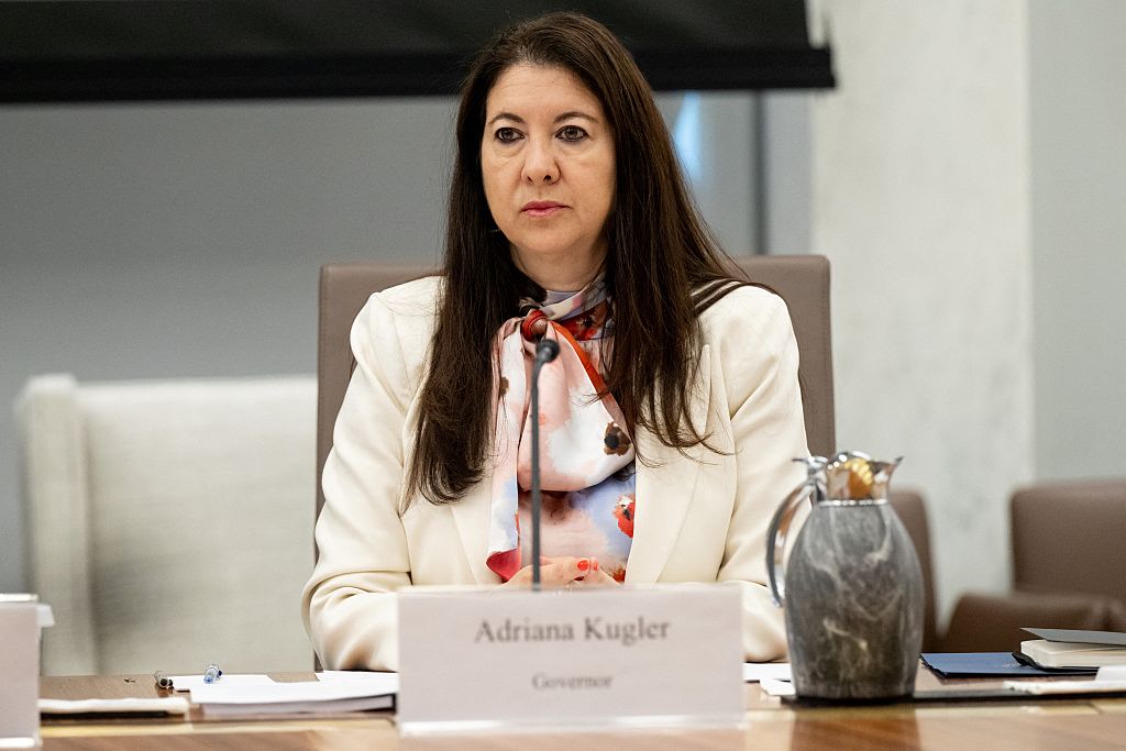 Former Fed Governor’s Trades Trigger Ethics Scrutiny After Stepping Down