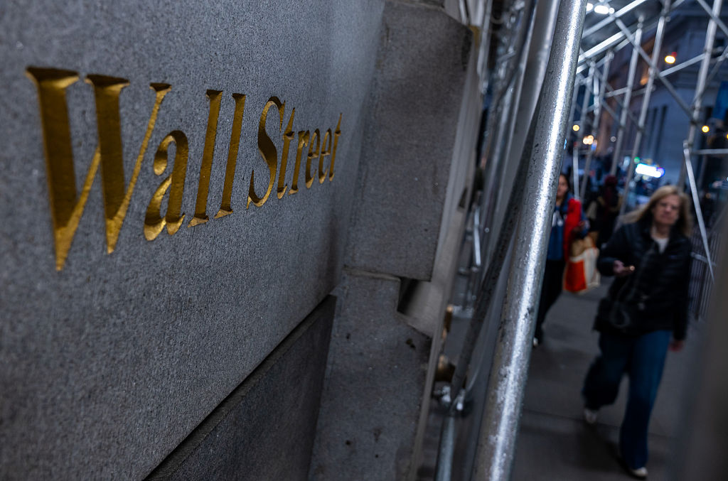 Wall Street Rises on Hints of Fed Rate Cuts Amid Mixed Corporate Earnings