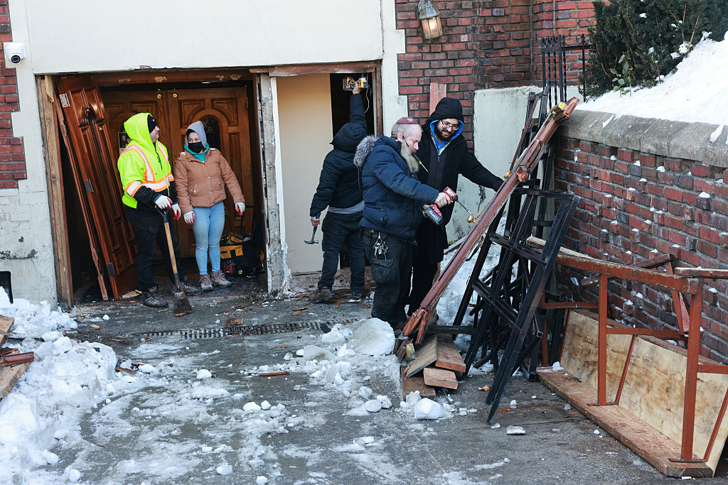Driver Blames ‘Clunky Boots’ For Car Hitting Chabad Lubavitch World Headquarters