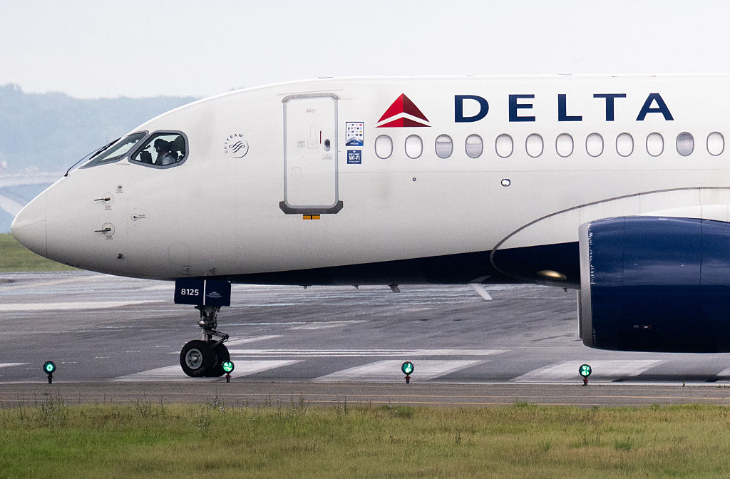 Delta Pulls Perks From Congress Amid Shutdown Fight