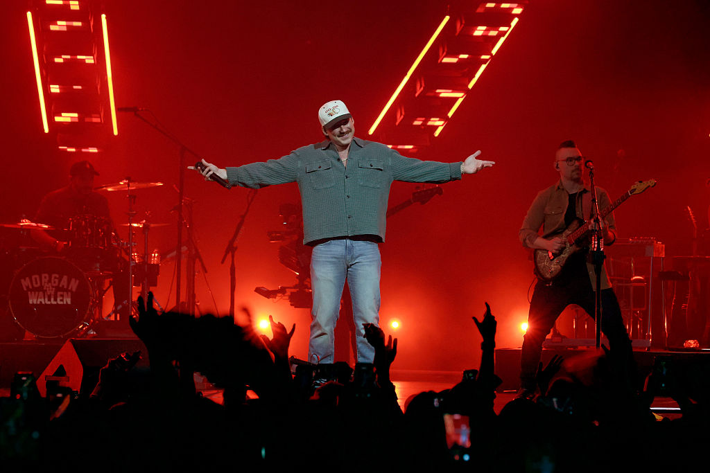 Country Star Snaps, Sends Piano Crashing During Concert