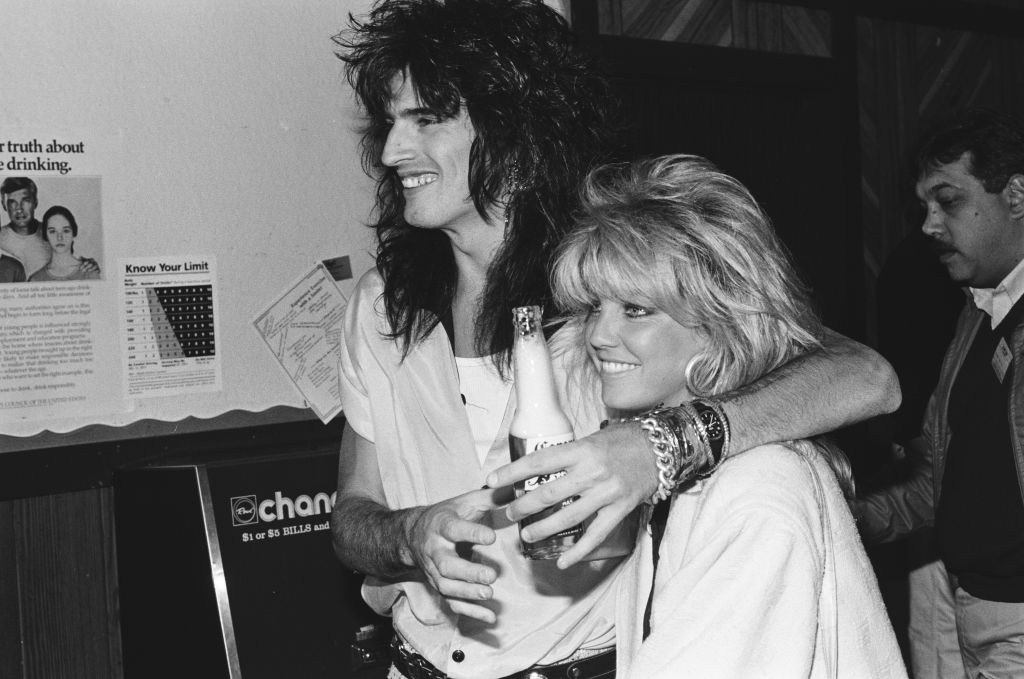 Tommy Lee of Mötley Crüe poses for a photo with Heather Locklear circa 1985. (Photo by Lester Cohen)
